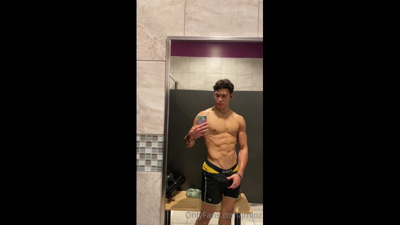 Showing off my dick in the gym changeroom josh (jmloz)